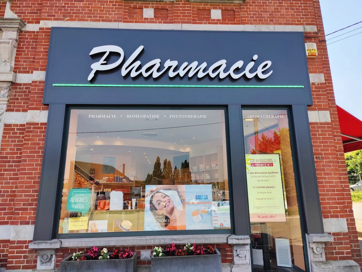 Façade de la Pharmacie Fryderyk à Courcelles